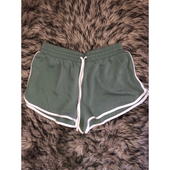 Green short shorts - Picture 1 of 2